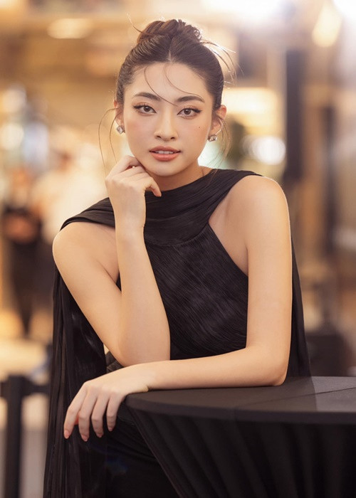 Lương Thùy Linh sinh năm 2000, là Hoa hậu Thế giới Việt Nam 2019, lọt top 12 Hoa hậu Thế giới 2019.