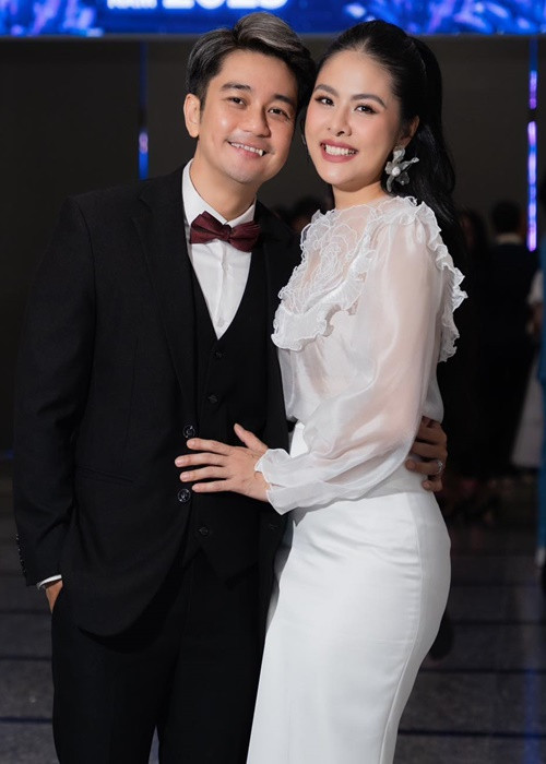 Vân Trang vừa chia sẻ hình ảnh bên doanh nhân Quân Lê. Cô viết: “8 năm về chung một nhà, 8 năm nhường nhịn, thay đổi để trở nên tốt hơn vì nhau, 8 năm hành trình luôn có anh yêu thương và bảo vệ. Cảm ơn anh".