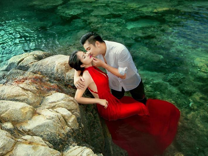 Trong một chương trình tháng 9/2023, Vân Trang chia sẻ về chuyện tình với chồng. Cô kể, phải tới lần thứ 3 khi đi cùng nhóm bạn, cô mới thấy Quân Lê nói chuyện có duyên.
