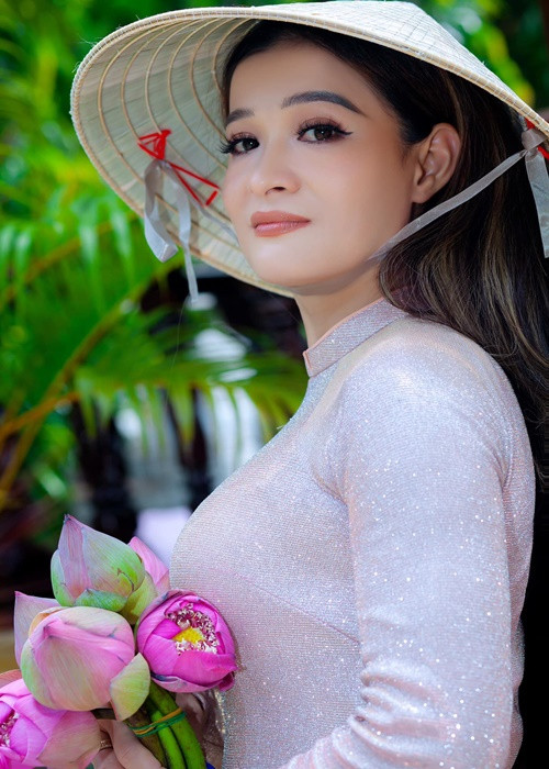 Tháng 8/2023, Thanh Hoa chia sẻ một số hình ảnh mặc áo dài.
