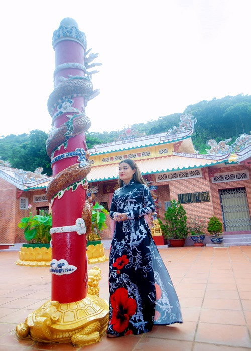 Cha mẹ Thanh Hoa qua đời khi cô ngoài 20 tuổi. Để nuôi 3 người em, cô bỏ việc học để đi bán cá ngoài chợ.