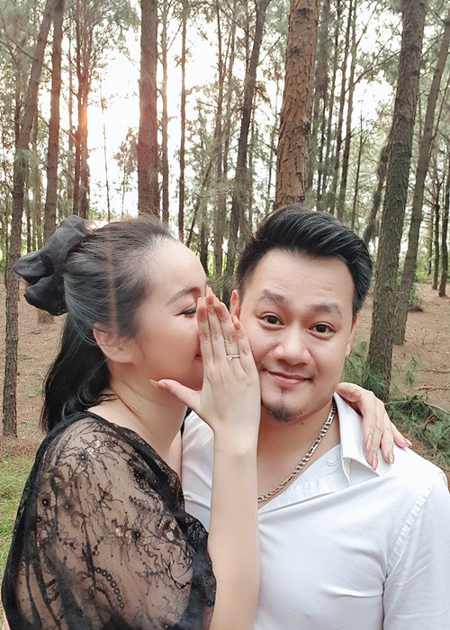 Vũ Hạnh Nguyên - Nguyễn Đức Cường bắt đầu hẹn hò vào năm 2015. Năm 2020, nam nhạc sĩ Nồng nàn Hà Nội cầu hôn bạn gái.