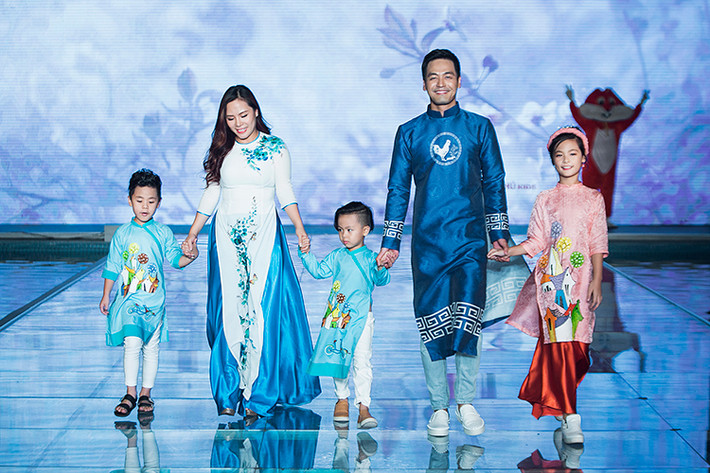 Sự xuất hiện của gia đình MC Phan Anh trên sàn catwalk đã đem đến bất ngờ cho khán giả tham dự sự kiện.