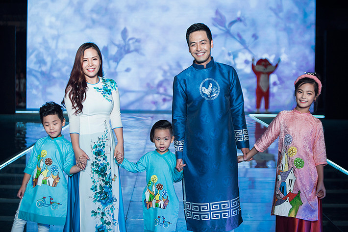 Vợ chồng MC Phan Anh cùng con gái lớn và 2 nhóc tì đều diện áo dài truyền thống sải bước trên sàn diễn.
