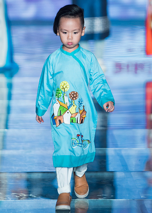 Hình ảnh đáng yêu của bé Pooh - cậu con trai út của MC Phan Anh khiến các khán gỉả theo dõi thật sự thích thú.