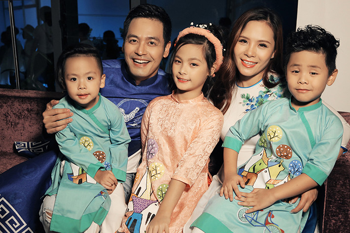 Hình ảnh Phan Anh bên người vợ xinh đẹp và ba nhóc tì kháu khỉnh, dễ thương ở hậu trường trước giờ diễn.