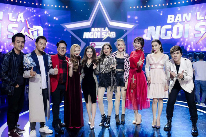 Trong phần thi của Kim Trang - Phương Duy, khi nghe Hari Won nhận xét Phương Duy là hot boy còn Dương Khắc Linh là đàn ông chín chắn, Hồ Quỳnh Hương đã chọc ghẹo đàn em. Ảnh: BTC