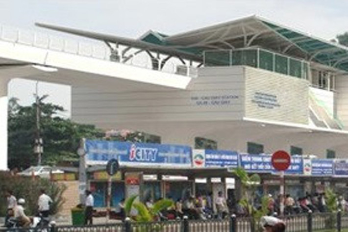 Ga S8 Cầu Giấy - đối diện trường Đại học Giao thông Vận tải, cầu thang lên xuống một bên đường Cầu Giấy.
