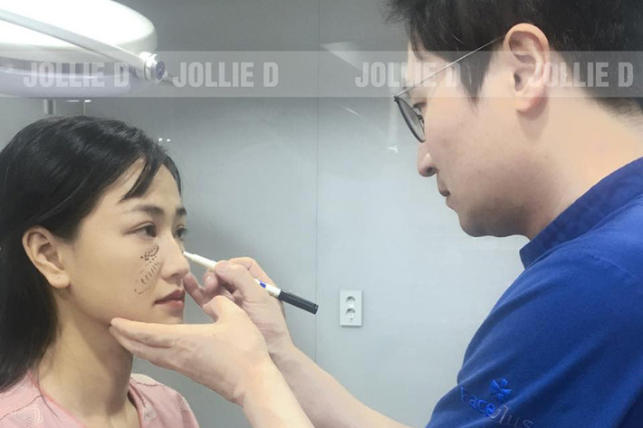 Maya là một trong số đó. Theo lời nữ ca sĩ, cô đã đập mặt, nâng ngực tại một bệnh viện thẩm mỹ ở Hàn Quốc. Nữ ca sĩ vốn có ý định nâng cấp vòng 1 sau khi sinh con gái. Ảnh: FBNV