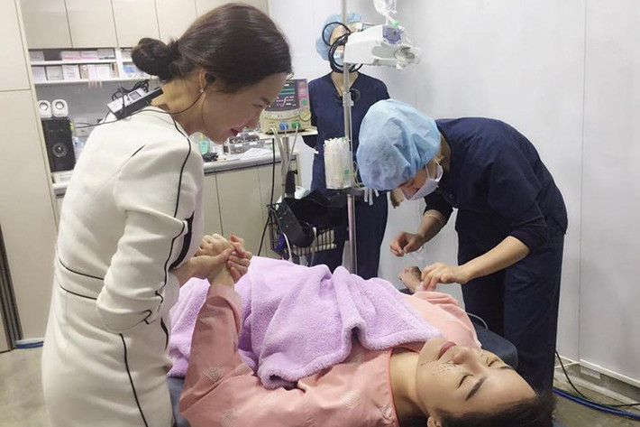 Quế Vân cho hay, tại Hàn Quốc, cô đã trải qua quá trình hạ gò má, gọt hàm, mở khóe mắt, độn silicon dưới khoé mũi, hút mỡ má, bắn laser vùng má và lấy mỡ từ đùi cho lên vùng dưới bọng mắt. Nói về chi phí dao kéo, Quế Vân cho hay cô đã bỏ ra 500 triệu đồng. Ảnh: FBNV