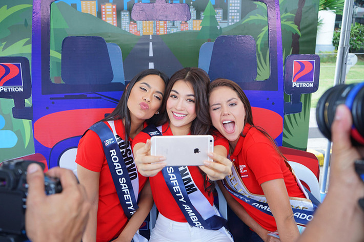 Bên cạnh đó, ba người đẹp còn ghi hình chia sẻ những trải nghiệm, kinh nghiệm có được tại kỳ thi Hoa hậu Hoàn vũ Thế giới 2016 ở Philippines.