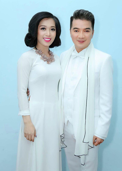 Hellen Thủy tên thật là Nguyễn Thị Thủy. Khi bắt đầu đi hát, cô đổi thành nghệ danh Kim Thủy. Sau đó, khi cô tham gia Thần tượng Bolero 2017, Mr Đàm gợi ý học trò nên lựa chọn nghệ danh là Hellen Thủy. Ảnh: FBNV