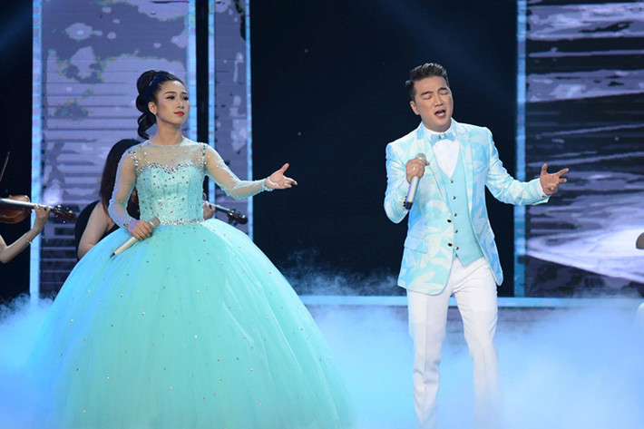 Ngay trong đêm đăng quang ngôi vị quán quân Thần tượng Bolero 2017, Hellen Thủy đã bị ném đá. Trên trang fanpage của cuộc thi, nhiều cư dân mạng đã để lại bình luận phản đối kết quả cuộc thi khi cho rằng chiến thắng của Hellen không thuyết phục. Ảnh: Zing
