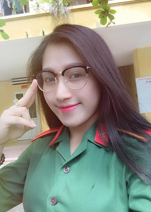 Công tác ở Đoàn Văn công Bội đội Biên phòng được gần 3 năm, học trò của Đàm Vĩnh Hưng thi vào trường Đại học Văn hóa Nghệ thuật Quân đội và đỗ hệ quân sự. Hellen cảm thấy may mắn vì là 1 trong số 15 thí sinh trúng tuyển. Ảnh: FBNV