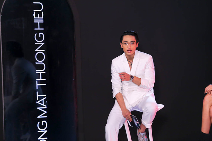Ngoài huấn luyện viên, chương trình The Face 2017 còn thay thế host. Theo đó, Hữu Vi đã đảm nhận vị trí này. Tuy nhiên, ngay trước khi chương trình lên sóng, anh đã gây ồn ào. Ảnh: Vietnamnet