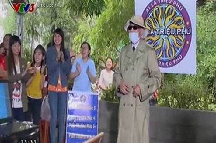 Trong chương trình Điều ước thứ 7 phát sóng vào ngày 29/11/2014, nhà báo Lại Văn Sâm đã xuất hiện với tư cách khách mời thực hiện điều ước dành cho nhân vật chính - bà Kim Lành. Để gây bất ngờ, ông cải trang nhưng thất bại. Ảnh: Vietnamnet
