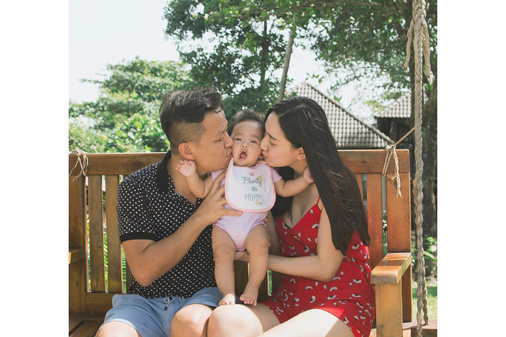 “Tôi bị trầm cảm ở trong suy nghĩ, chứ không phải do yếu tố bên ngoài tác động. Bởi chồng rất chiều tôi, mẹ chồng lại giúp chăm con. Nhưng tự bản thân tôi có những suy nghĩ tiêu cực, nghĩ mình xấu, mình béo, không ai đón nhận nữa”, Á hậu Trà My chia sẻ với Zing. Ảnh: FBNV