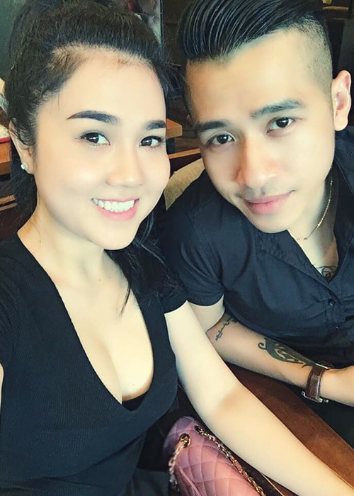 Bạn trai mới của Ngọc Bích hiện lấy nghệ danh là Quang Vboy. Ngoài ca hát, anh còn làm kinh doanh. Ảnh: FBNV
