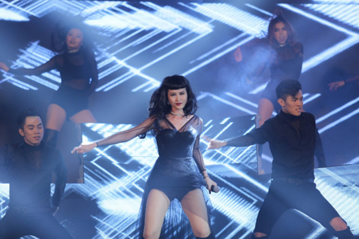 Đông Nhi xuất hiện với mái tóc ấn tượng khi kết hợp 3 ca khúc Shake The Rhythm, Boom Boom, Love Me Too thành bản remix thú vị. Nữ ca sĩ sinh năm 1988 khoe vũ đạo bốc lửa, phong cách trình diễn chuyên nghiệp.