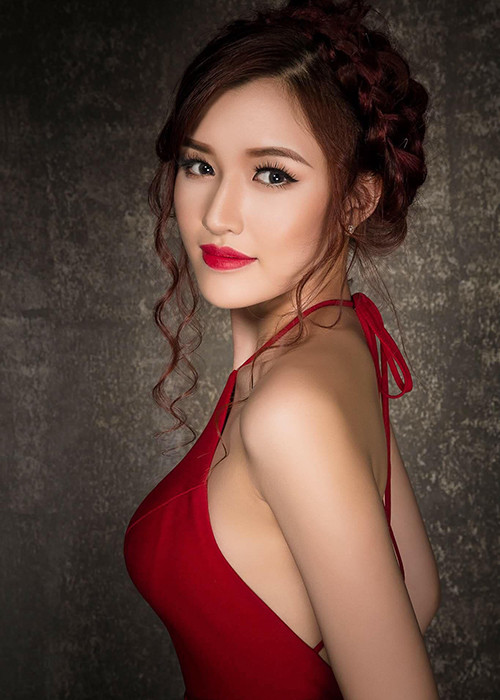 Với Đặng Phạm Phương Chi, cô được xem là “bản sao” của Hoa hậu Mai Phương Thúy. Phương Chi từng giành vương miện Nữ hoàng Trang sức 2015, danh hiệu Miss Dạ hội tại cuộc thi Hoa khôi sinh viên 2014. Ảnh: FBNV