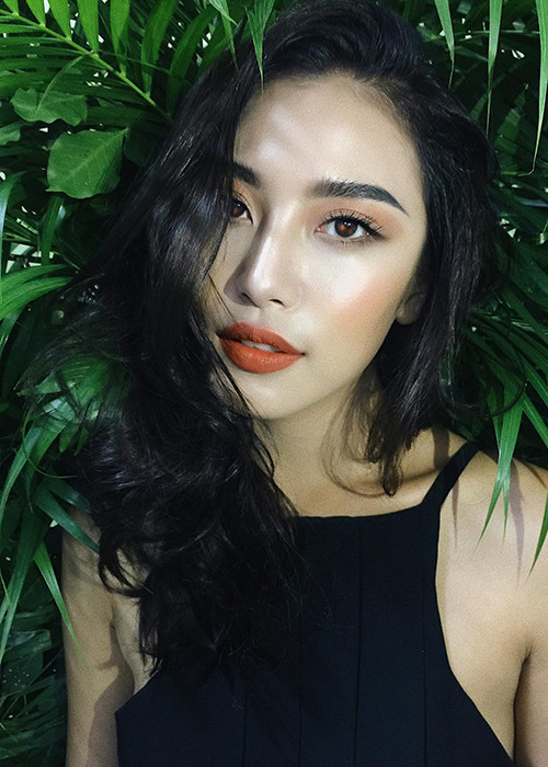 Phan Ngọc Ngân năm nay 22 tuổi, đến từ Tây Ninh. Cô học trò của Lan Khuê có kinh nghiệm chụp lookbook cho nhiều nhãn hàng. Hiện tại, cô được xem là nữ hoàng lookbook tại The Face 2017. Ảnh: FBNV