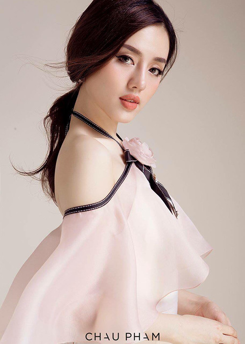 Khánh Linh sở hữu gương mặt trái xoan, đôi mắt to, đôi môi mọng và làn da trắng hồng. Ảnh: FBNV