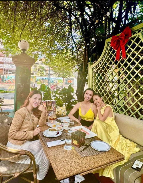 Huyền Ny định cư ở Mỹ nhiều năm qua, thi thoảng về Việt Nam thăm bạn bè, gia đình.