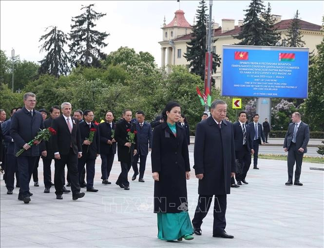 Tổng Bí thư Tô Lâm và Phu nhân cùng Đoàn đại biểu cấp cao Việt Nam đến đặt hoa tại Tượng đài Chiến thắng ở thủ đô Minsk. Ảnh: Thống Nhất/TTXVN