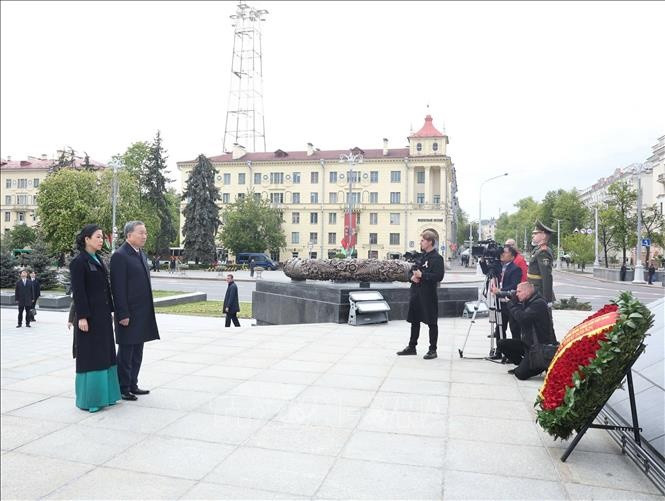 Tổng Bí thư Tô Lâm và Phu nhân đặt hoa tại Tượng đài Chiến thắng ở thủ đô Minsk. Ảnh: Thống Nhất/TTXVN