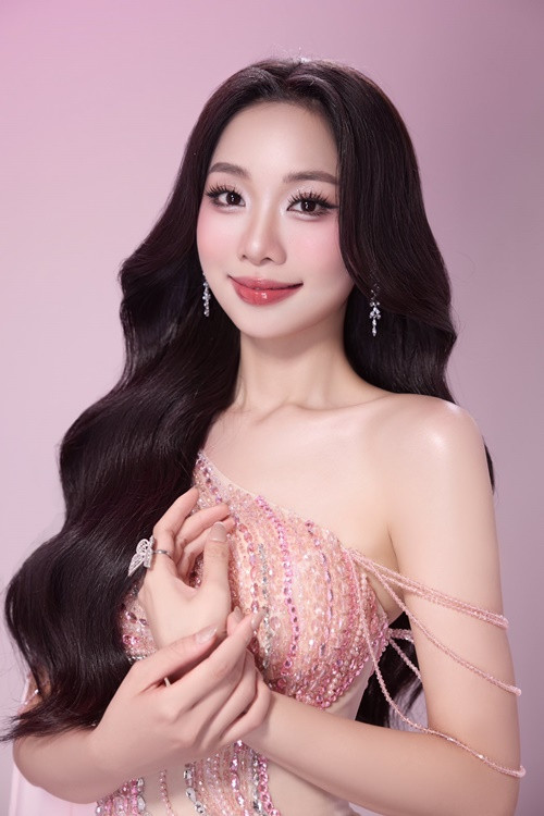 Phạm Thùy Dương sở hữu nhan sắc ngọt ngào, gợi cảm. Cô cao 1m71, có số đo ba vòng 73-59-94cm.
