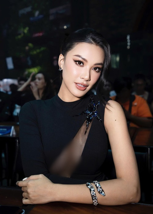 Nàng hậu theo đuổi phong cách hở táo bạo sau Hoa hậu Hoàn vũ Việt Nam 2019.