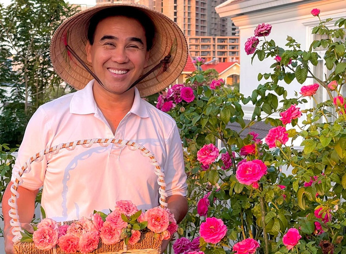 Trong căn biệt thự trắng, Quyền Linh trồng nhiều loại hoa, cây trái. Vì vậy, gia đình nam MC thường xuyên có hoa tươi để cắm, rau quả sạch để ăn.