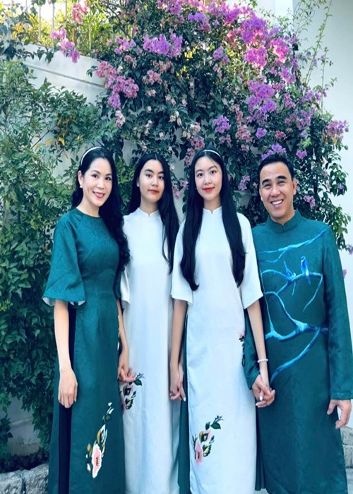 Dịp lễ Tết, Quyền Linh cùng vợ con thường mặc áo dài chụp ảnh kỷ niệm trong căn biệt thự trắng.