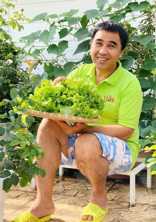Quyền Linh hào hứng khoe thu hoạch rau xanh.