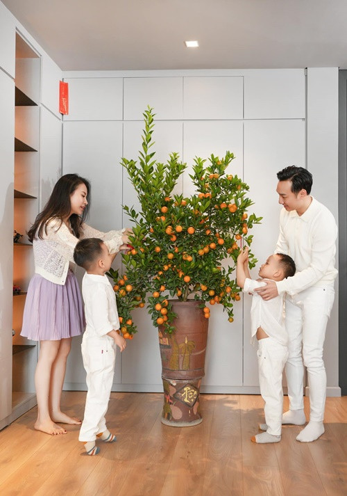 Vợ chồng Thành Trung chăm chút cho tổ ấm mỗi dịp lễ Tết.