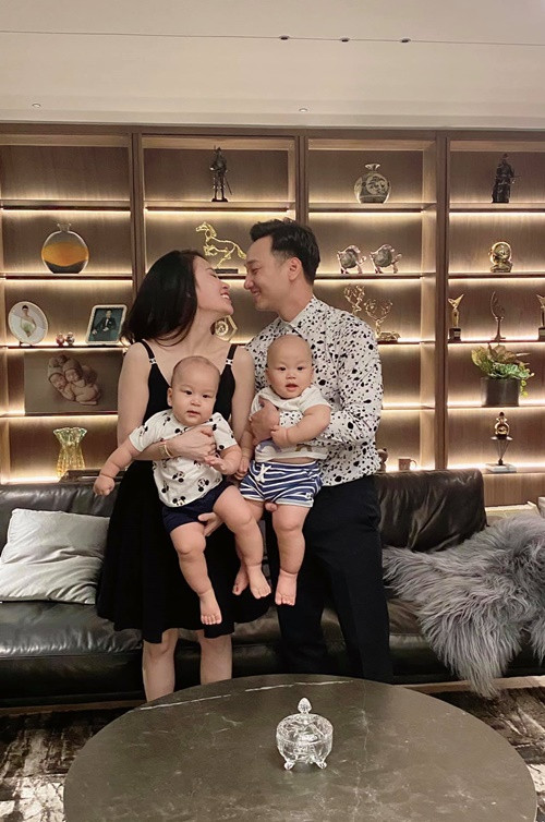 Sau khi đón hai con trai gia nhập tổ ấm, MC Thành Trung và Ngọc Hương chuyển về sống trong căn penthouse 18 tỷ.
