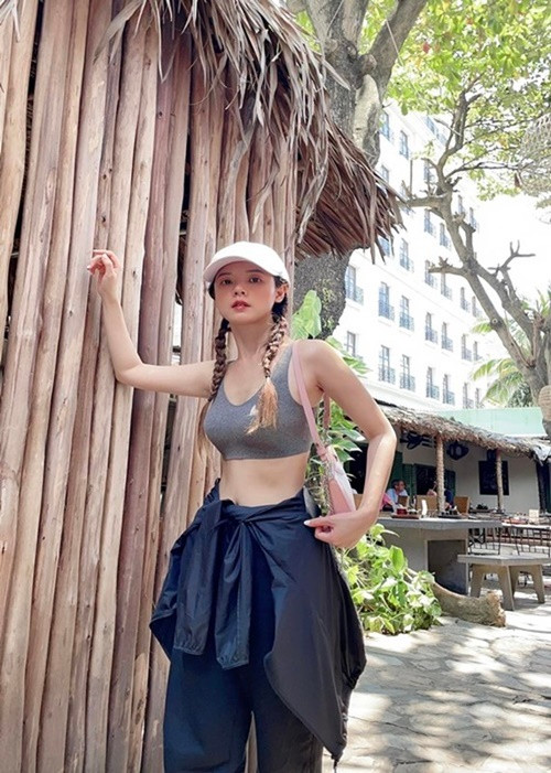 Midu cho biết, cô chọn cách im lặng vì cho rằng đó là những tin đồn vô lý, không cần giải thích. “Tôi tin khán giả nào đủ sáng suốt sẽ thấy mình còn đang làm việc liên tục với công tác giảng dạy ở trường, đi học buổi tối và quay hai dự án phim liền kề. Vậy làm sao tôi có thể có bầu được. Đi dự sự kiện, tôi vẫn diện đồ cut out khoe eo, hở bụng mà không cần che đậy điều gì”, Midu nói. Ảnh: FB Midu.