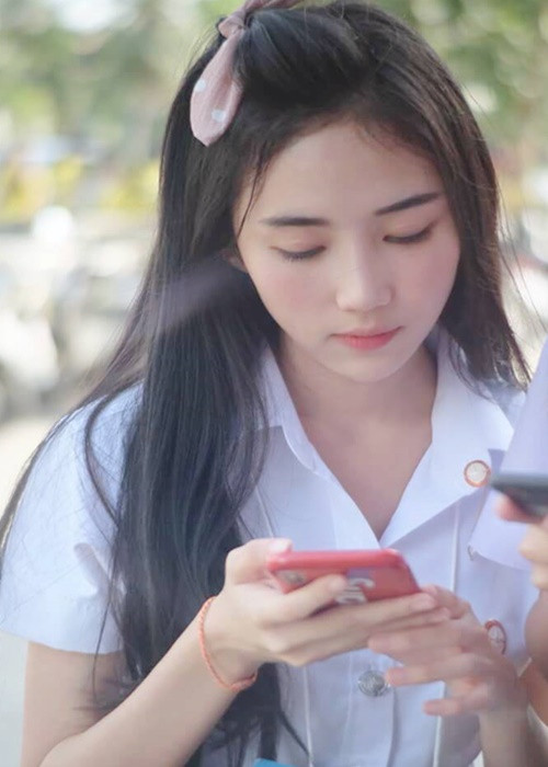 Hot girl Atinuch Wattanasirichaikul bị chụp lén khi là nữ sinh của một trường cấp 3. Nhiều cư dân mạng đặt cho cô nàng biệt danh hot girl học đường hoặc thiên thần bởi Atinuch sở hữu gương mặt xinh đẹp, mũi cao dọc dừa, đôi mắt to, làn da trắng.