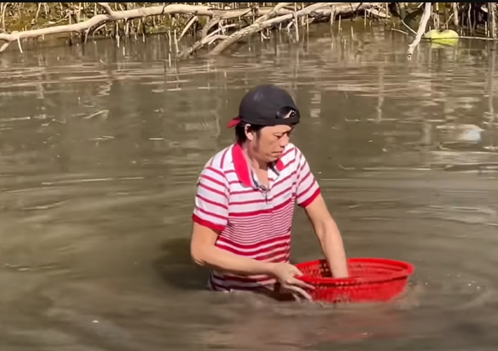 Hình ảnh Hoài Linh mò mua bắt ốc cách đây ít năm. Ảnh: Youtube Hoài Linh.