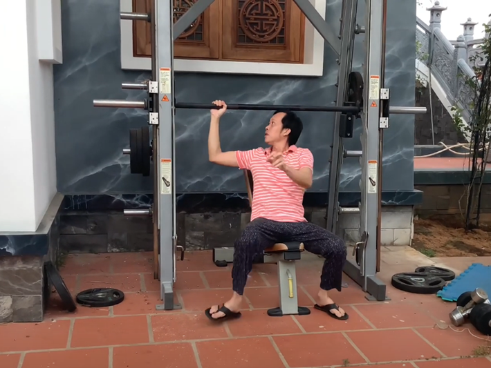 Hoài Linh đăng tải clip tập gym. Từ năm 2021, sau lùm xùm từ thiện, nam nghệ sĩ không đăng tải hình ảnh cuộc sống trong nhà thờ Tổ nghiệp. Ảnh: Youtube Hoài Linh.
