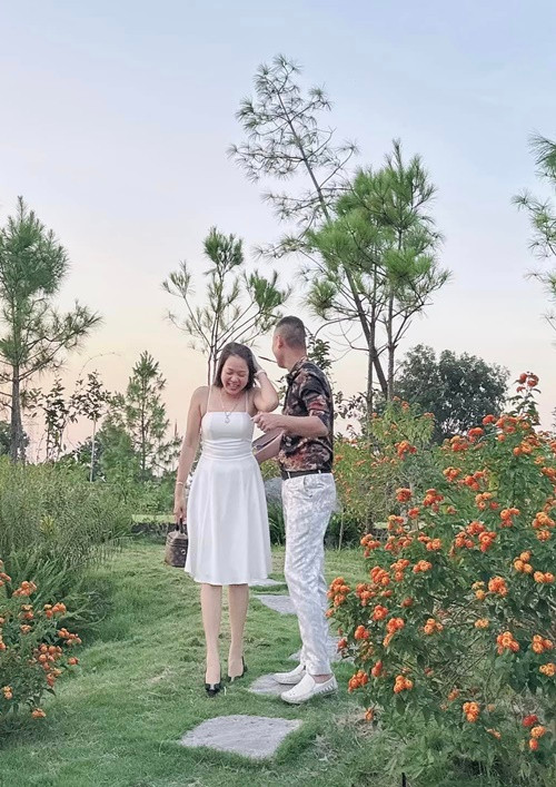 Bạn gái mới của Hiệp Gà tên Thu Hà, sinh năm 1980, kinh doanh bất động sản.