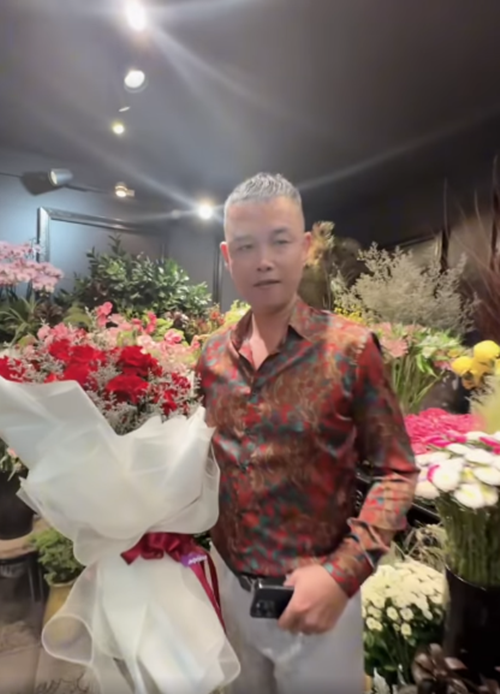 Trong clip vừa được đăng tải, Hiệp Gà mua hoa và quà tặng bạn gái mới nhân dịp sinh nhật.