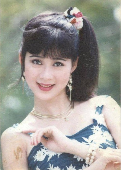 MC Quyền Linh chia sẻ về ánh hào quang của Diễm Hương: “Diễm Hương là kí ức của hàng triệu triệu học sinh, sinh viên ngày xưa. Thời đó, Diễm Hương nổi như cồn, giống như niềm tin, khát vọng. Mỗi lần Diễm Hương xuất hiện là không còn chỗ đứng, chen chân vào nhau để được thấy cô ấy”. Ảnh: Tiền Phong.