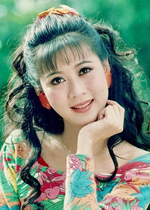 Nghệ sĩ Hồng Vân chia sẻ trên Znews về sự nổi tiếng của Diễm Hương. “Có lần chúng tôi ra ở 1 khách sạn tại Đà Nẵng, khán giả đứng đầy dưới ban công, toàn con nít. Diễm Hương phải mặc áo dài, đội nón ra ban công đứng tạo dáng cho khán giả xem rồi hôn gió, vẫy tay. Suốt hơn 20 phút Diễm Hương chỉ đứng một chỗ làm ba động tác đó cho khán giả thỏa lòng. Qua đó đủ để thấy sự nổi tiếng khủng khiếp của Diễm Hương, ít ai sánh kịp”, Hồng Vân nói. Ảnh: Tiền Phong.