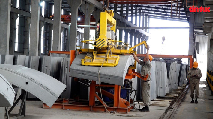 Bước cuối cùng là lắp đặt phụ kiện vỏ hầm bao gồm: gioăng chống thấm, thanh dẫn hướng và tấm ép bằng gỗ cứng.
