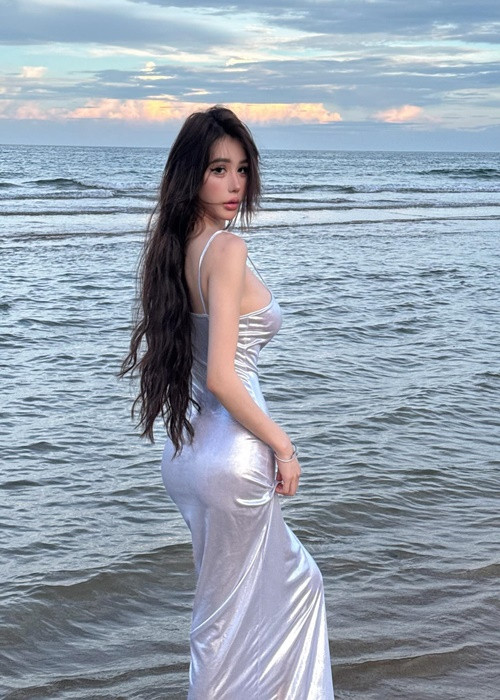 Hot girl người Trung Quốc trở nên nóng bỏng, nữ tính bội phần khi cô nàng lựa chọn váy ôm, bó chẽn.