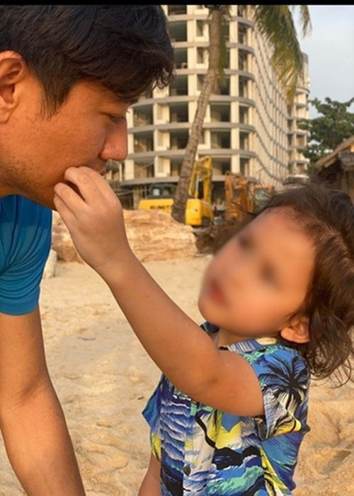 Quý Bình yêu thương hai con riêng của Ngọc Tiền như con ruột của mình. Ảnh: FB Ngọc Tiền.