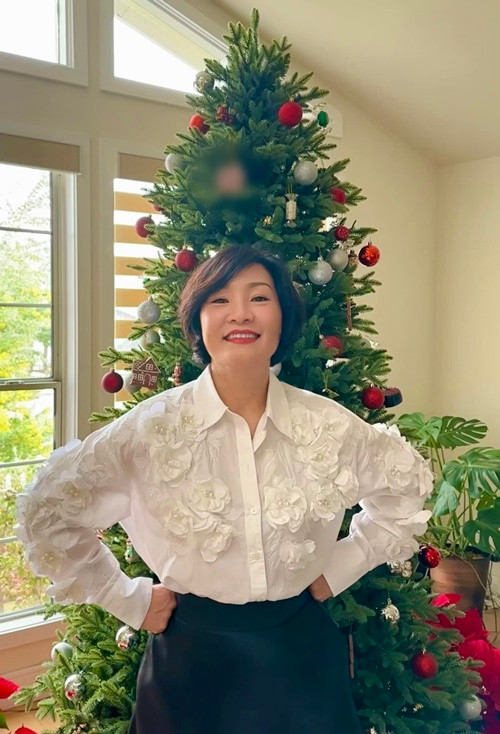 Hình ảnh Hồng Đào đón Giáng sinh trong biệt thự vườn.