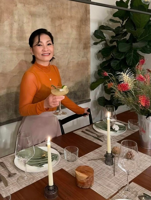 Vợ cũ Quang Minh tận hưởng bữa ăn lãng mạn ngay tại nhà.
