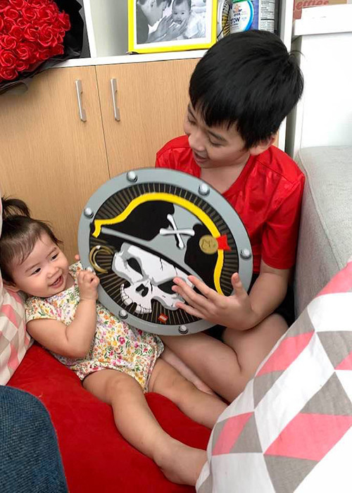 Thân Thúy Hà tạo mọi điều kiện để con trai thể hiện trách nhiệm làm anh.